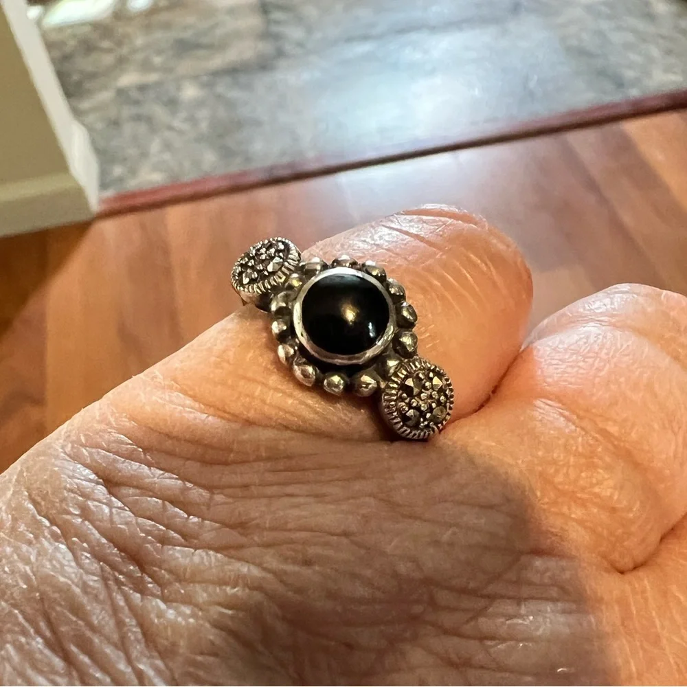 Vintage black onyx and maracasites art deco sterling silver ring size 7.